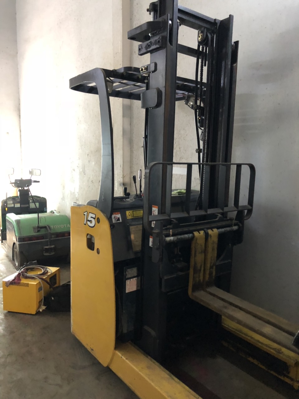 Xe nâng điện đứng lái
